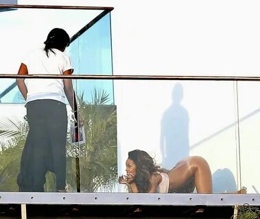 The Celebrity Oops Digest: Rihanna bare ass and nipslip balc