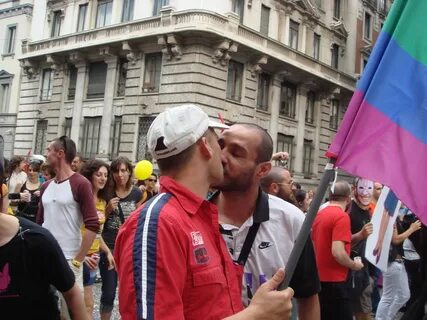 File:Bacio al Gay Pride di Milano 2008 1 - Foto Giovanni Dal