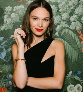 Anna Brewster - Age, Wiki, Biography, Trivia, and Photos - F