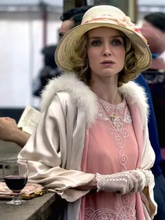 Fashion and Costumes - Annabelle Wallis as Grace Burgess in 