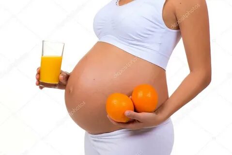Schwangerschaft und Vitamine. Orangen und frischer Saft auf 