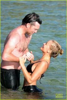 Shirtless Sam Worthington & Lara Bingle: Beach Kissing Coupl