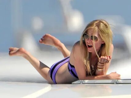 Sexiest Women In Bikinis: Avril Lavigne