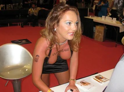 File:Lindsey Lovehands at Exxxotica Miami 2009 (5).jpg - Wik
