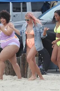 Leaked Busy Philipps In Pink Bikini During Her New Show On E