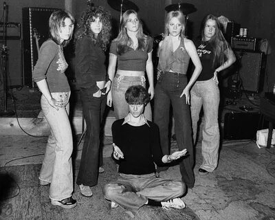 THE RUNAWAYS LA’S YOUNG CHERRY BOMB QUEENS OF NOISE WHO WERE