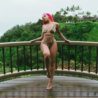 Naked and Sexy Doja Cat Pictures - 28 High-Resolution Photos