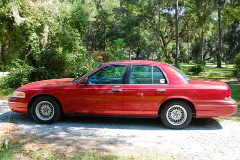 File:Red 1999 Ford Crown Victoria.jpg - Wikimedia Commons