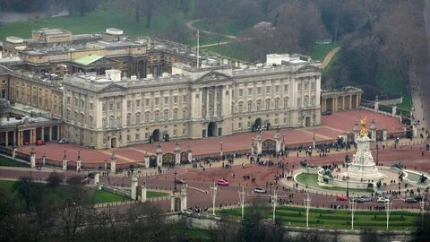 Man arrested after climbing over Buckingham Palace gate UK N