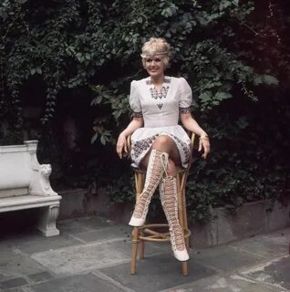 Connie Stevens in super fabulous outfit... want those boots!