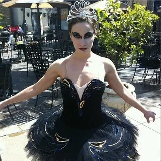 Black Swan Celebrity halloween costumes, Diy halloween costu
