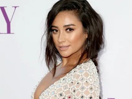 Shay Mitchell Mengharapkan Anak Pertamanya Dengan Matte Babe