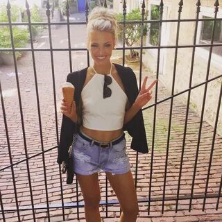 Carley Shimkus Hot Pic: Showing off her legs in sexy shorts