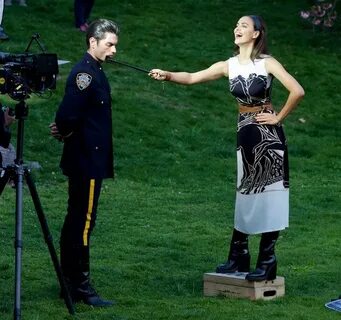 Ирина Шајк во впечатливи фустани и во љубов со полицаец за В