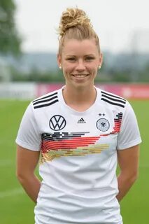 Linda Dallmann Position: Mittelfeld/Sturm Verein: SGS Essen Beruf: Studium ...