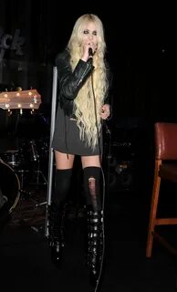 Taylor Momsen upskirt while performing in Hollywood