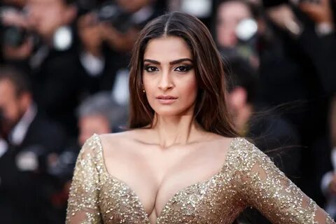 Sonam Kapoor Sexiest Cleavage Show In Elie Saab Couture At �
