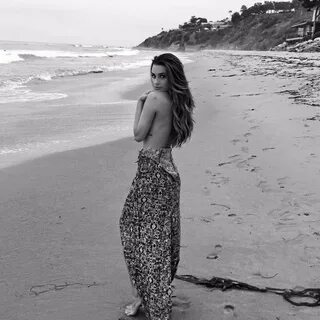 EGO - Lea Michele faz topless em sessão de fotos em praia - 