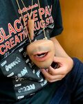 Японский художник сделал кошелек в виде рта. Охранять монетк