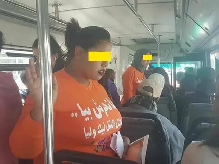 فتيات يرتدين شعار "ما تحرش بيا وسائل النقل ليك وليا" بحافلات