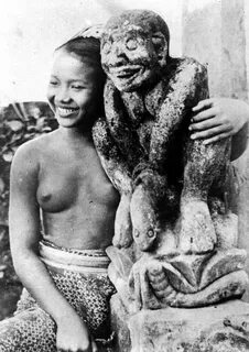 Девушки и женщины Бали (23 ретро-фото топлесс)