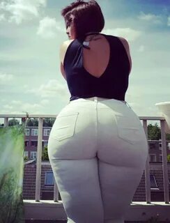 BEAUTIFUL WOMEN AND FAST CARS ! 