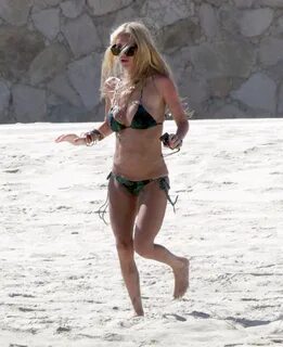 2011_Jenna Jameson in bikini on the beach in Mexico9_fadedyo