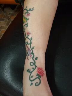 Rose Vine Tattoos On Leg Leg tattoos, Vine tattoos, Rose vin