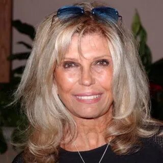 Nancy Sinatra transformed herself from failing artist to glo