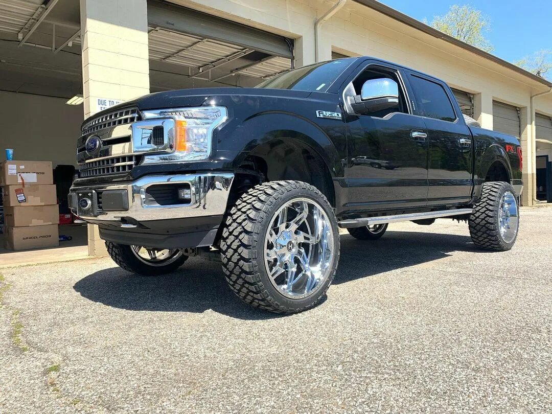 "Got this F-150 hooked up 👌 6" @roughcountry suspension 24x12 Ha...