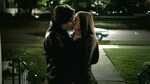 В какой серии произошел первый поцелуй Елены и Деймона? Како
