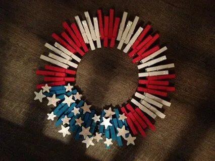 Cute 4th ofJuly wreath. Seems easy enough to DIY - Clothes P