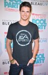 Robbie Amell Picture 17 - iHeartRadio Ultimate Pool Party - 