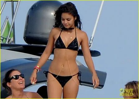 Vanessa Hudgens: Bikini Boating Babe in Italy!: Photo 291237
