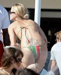 Sexy actress Ashley Scott red and green bikini pictures - pi