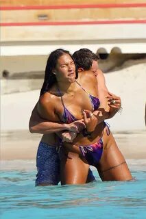 Liz Cambage Enjoys the Beach at the Eden Rock Hotel (17 Phot