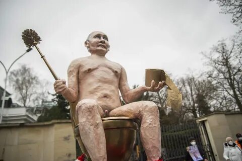 Nahý Putin na zlatém záchodě před ruskou ambasádou. Aktivist