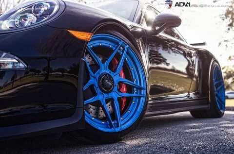 Porsche 911 GT3 с ярко-голубыми дисками ADV.1 Wheels