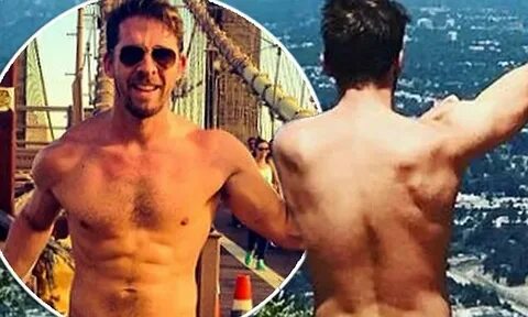 Hugh Sheridan shows off his muscular physique while hiking i