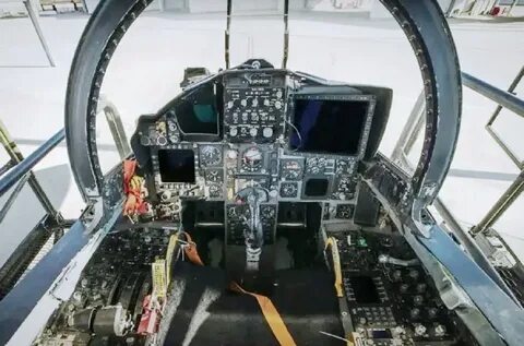 Una piloto explica para qué sirve cada botón en la cabina de
