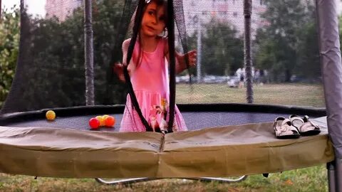 little girl on trampoline sunset Arkivvideomateriale (100 % 