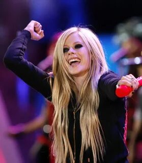 Gilles Azais adlı kullanıcının Avril Lavigne ♪ ♫ ♪ panosunda