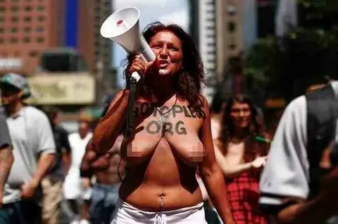Mowing topless 💖 تظاهرات سینه برهنه نه فقط برای مرد Go Tople