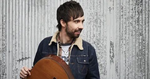 Album Review: Mo Pitney's 'Ain't Lookin' Back' Sounds Like N