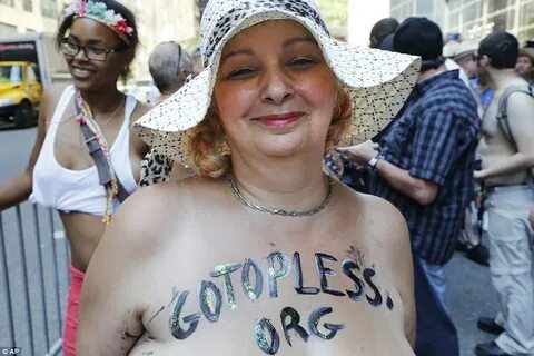 В "День топлес" американки вышли на улицы с голой грудью в з