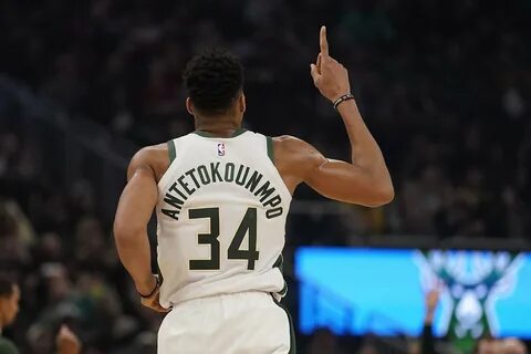 Giannis Antetokounmpo helps Bucks to 18th victory in a row