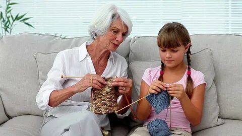 Caucasian Granny Teaching Her Granddaughter How: стоковое ви