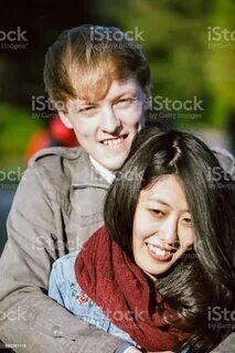 Potret Pasangan Pria Kulit Putih Dan Wanita Asia Tertawa Bah