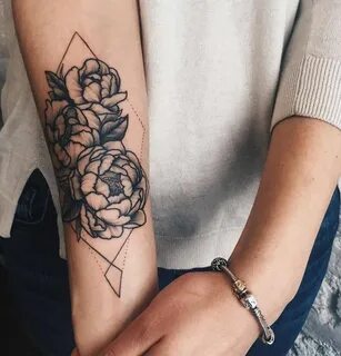 tattoo-unterarm-frau-blumen-geometrische-linien Tattoos, For