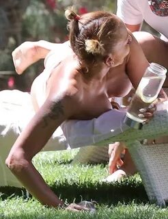 AYY DIOS MÍO! Mel B fue pillada tomando sol estando casi des